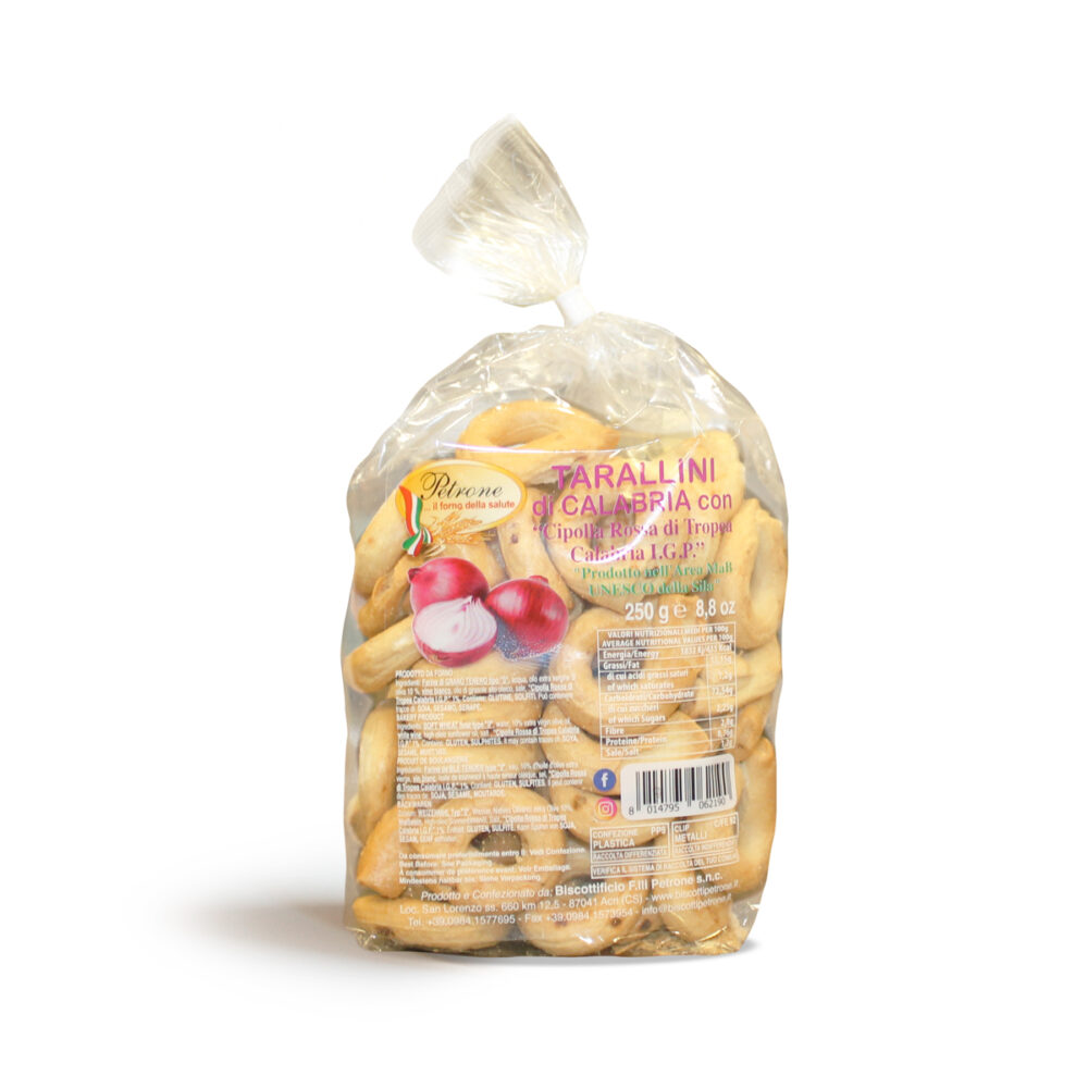 I "Tarallini di Calabria agli unici originali alla Cipolla rossa di Tropea Calabria GP" sono un prodotto gastronomico tipico della regione calabrese, preparato con ingredienti di alta qualità provenienti dalla terra locale. Questi tarallini sono caratterizzati dall'utilizzo esclusivo della rinomata Cipolla rossa di Tropea, un'eccellenza calabrese famosa per il suo sapore dolce e delicato. La preparazione di questi tarallini prevede l'utilizzo di farina di grano duro, olio extravergine di oliva calabrese e, ovviamente, le cipolle rosse di Tropea, che conferiscono loro un gusto unico e distintivo. Grazie alla cura nella selezione delle materie prime e nella lavorazione artigianale, questi tarallini mantengono un'aroma autentico e una consistenza croccante. Questi tarallini sono versatili e possono essere gustati in diversi modi: sono ottimi da sgranocchiare come snack, ma si prestano anche ad essere utilizzati come accompagnamento per la pasta, il pane o la pizza, aggiungendo un tocco di gusto e originalità ai piatti. Inoltre, essendo preparati con prodotti della terra calabrese e seguendo standard qualitativi elevati, rappresentano un'autentica espressione della tradizione culinaria locale.